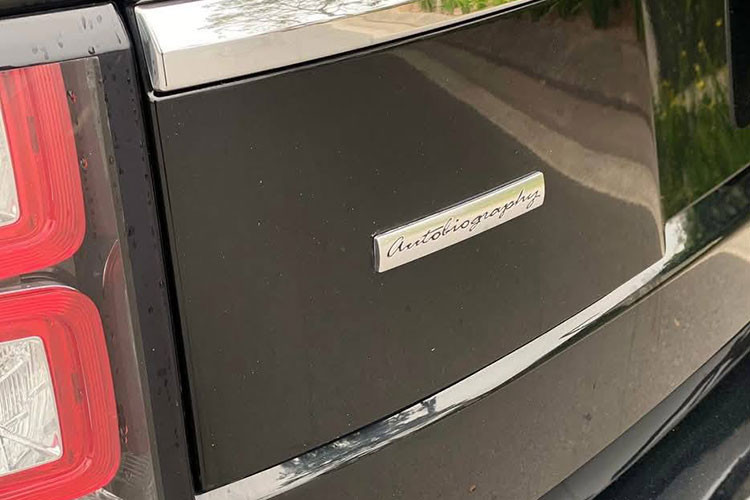 Dù đã có tuổi đời hơn một thập kỷ, lớp sơn đen vẫn bóng bẩy, ngoại hình giữ được độ mới khá tốt. Những chi tiết nâng cấp giúp chiếc SUV cỡ lớn trông không hề lỗi thời so với các mẫu xe hiện đại.