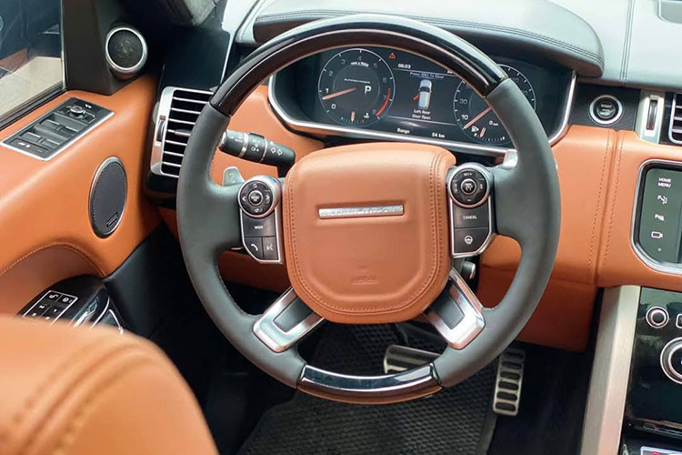 Với cấu hình 4 chỗ ngồi sang trọng, chiếc Range Rover này được trang bị hàng ghế sau độc lập, có đầy đủ tính năng như chỉnh điện đa hướng, sưởi/làm mát, massage và màn hình giải trí riêng.