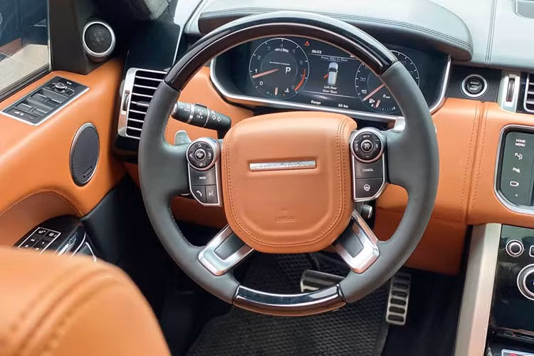 Với cấu hình 4 chỗ ngồi sang trọng, chiếc Range Rover này được trang bị hàng ghế sau độc lập, có đầy đủ tính năng như chỉnh điện đa hướng, sưởi/làm mát, massage và màn hình giải trí riêng.