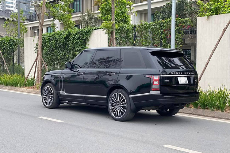 Ngoại thất của xe SUV hạng sang Range Rover Autobiography LWB được làm mới với cụm đèn pha LED ma trận, thay thế cho loại bi-xenon nguyên bản. Xe csở hữu nhiều công nghệ mới và ngoại thất đẹp mắt, và đặc biệt là dòng chữ “SVAutobiography” phía sau – gợi nhớ đến dòng cao cấp nhất trong phân khúc.