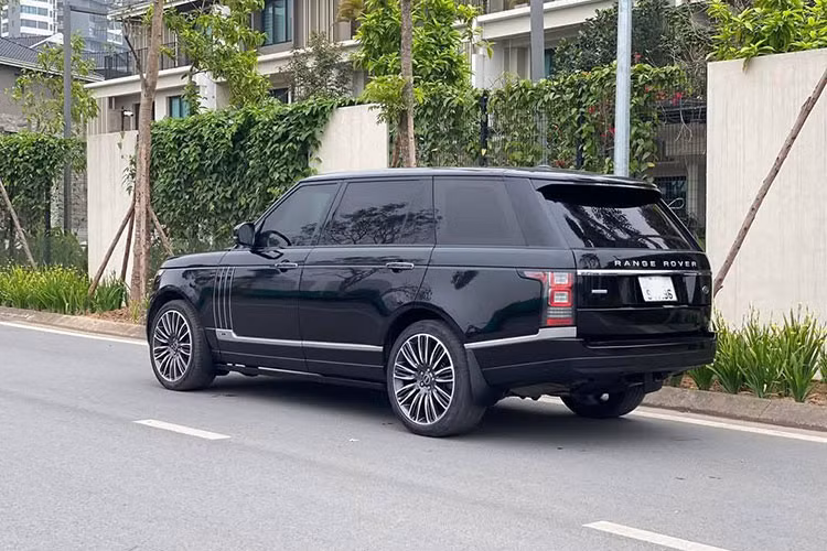 Ngoại thất của xe SUV hạng sang Range Rover Autobiography LWB được làm mới với cụm đèn pha LED ma trận, thay thế cho loại bi-xenon nguyên bản. Xe csở hữu nhiều công nghệ mới và ngoại thất đẹp mắt, và đặc biệt là dòng chữ “SVAutobiography” phía sau – gợi nhớ đến dòng cao cấp nhất trong phân khúc.