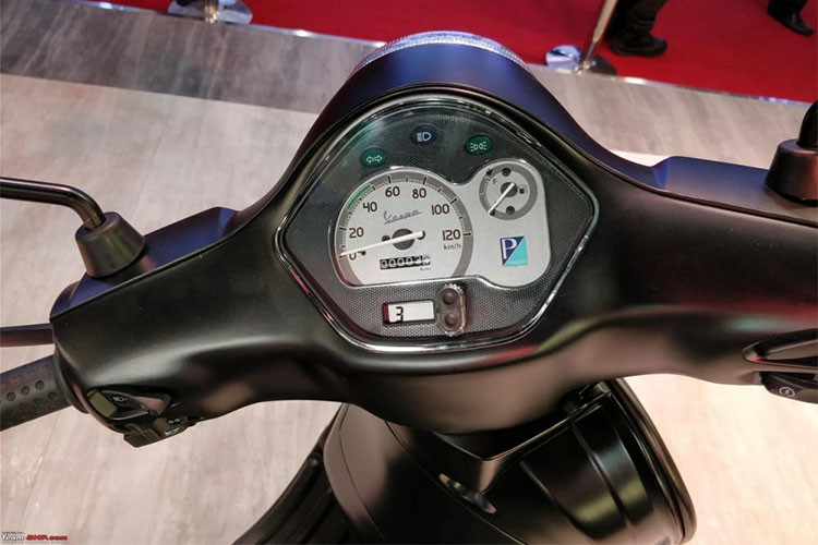 Đèn pha của xe vẫn có thiết kế truyền thống như các mẫu LX trước đây dạng tròn với ốp viền crôm bóng, mặt nạ lớn nổi bật với logo của Piaggio và Vespa ở phía trước. Cụm đồng hồ xe thiết kế dạng kim đơn giản nhưng đầy đủ các thông số, đèn báo... cùng các nút bấm dễ sử dụng.