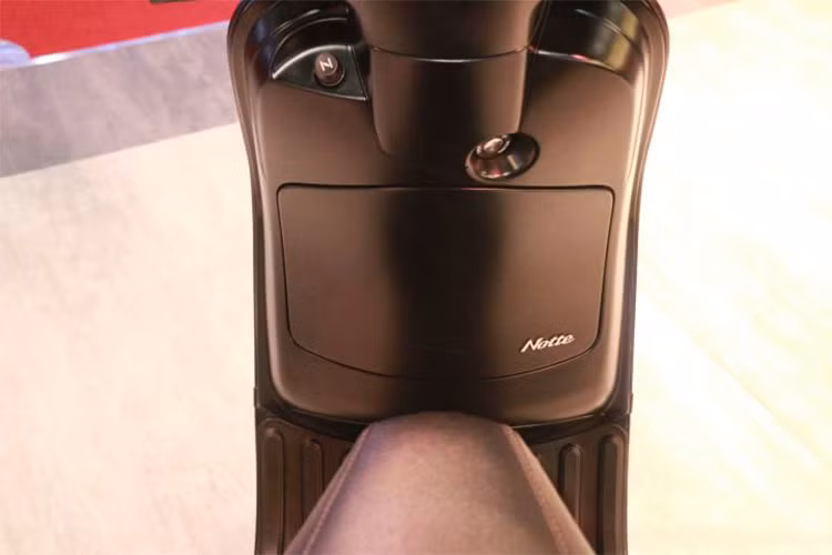 Dung tích bình xăng của Vespa Notte 125 2018 là 7 lít, giúp xe thực hiện được những hành trình dài. Trọng lượng ướt của xe là 114 kg, hệ thống treo gồm phuộc giò gà đơn trước và giảm xóc thủy lực sau. Bộ vành xe là loại hợp kim đúc, vành trước có kích thước 11 inch và vành sau 10 inch.