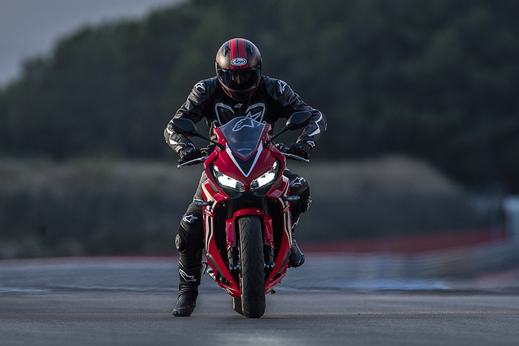 Xe được trang bị giảm xóc trước dạng ống lồng ngược Showa SFF (Separate Function Fork) với khả năng điều chỉnh độ giảm chấn và tải trước riêng biệt, mang lại khả năng giảm chấn tối ưu và cảm giác êm mượt, đồng thời giúp duy trì khả năng bám đường tối đa cho bánh trước. Trang bị an toàn kkhacs là phanh đĩa với ABS 2 kênh.