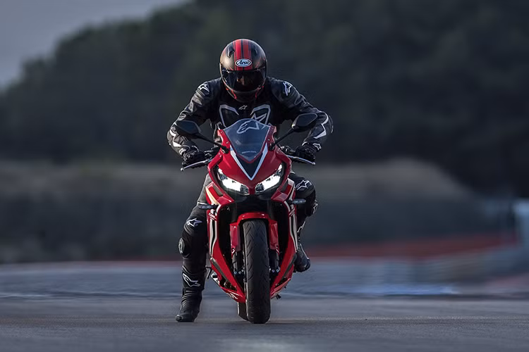 Xe được trang bị giảm xóc trước dạng ống lồng ngược Showa SFF (Separate Function Fork) với khả năng điều chỉnh độ giảm chấn và tải trước riêng biệt, mang lại khả năng giảm chấn tối ưu và cảm giác êm mượt, đồng thời giúp duy trì khả năng bám đường tối đa cho bánh trước. Trang bị an toàn kkhacs là phanh đĩa với ABS 2 kênh.