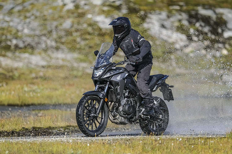 Xe được trang bị động cơ 2 xy-lanh thẳng hàng DOHC, dung tích 471cc, làm mát bằng chất lỏng, sản sinh công suất tối đa 35kW tại tua máy 8.600 vòng/phút và mô-men xoắn cực đại 43 Nm tại 6.500 vòng/phút, đi kèm hộp số 6 cấp. Giá xe Honda CB500X mới là 188 triệu đồng tại Việt Nam, xe có hai màu Đen bạc và Đỏ đen bạc.