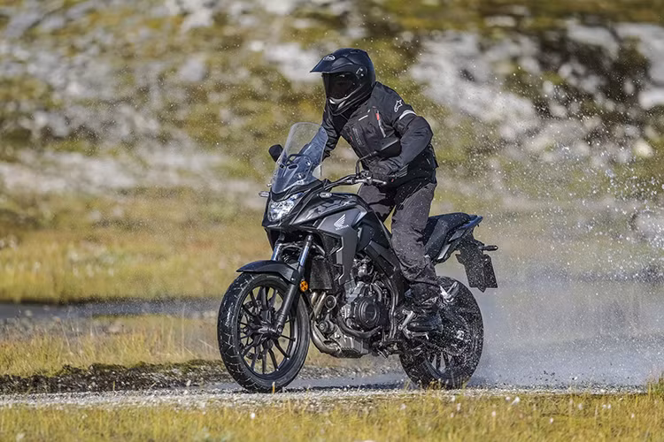 Xe được trang bị động cơ 2 xy-lanh thẳng hàng DOHC, dung tích 471cc, làm mát bằng chất lỏng, sản sinh công suất tối đa 35kW tại tua máy 8.600 vòng/phút và mô-men xoắn cực đại 43 Nm tại 6.500 vòng/phút, đi kèm hộp số 6 cấp. Giá xe Honda CB500X mới là 188 triệu đồng tại Việt Nam, xe có hai màu Đen bạc và Đỏ đen bạc.