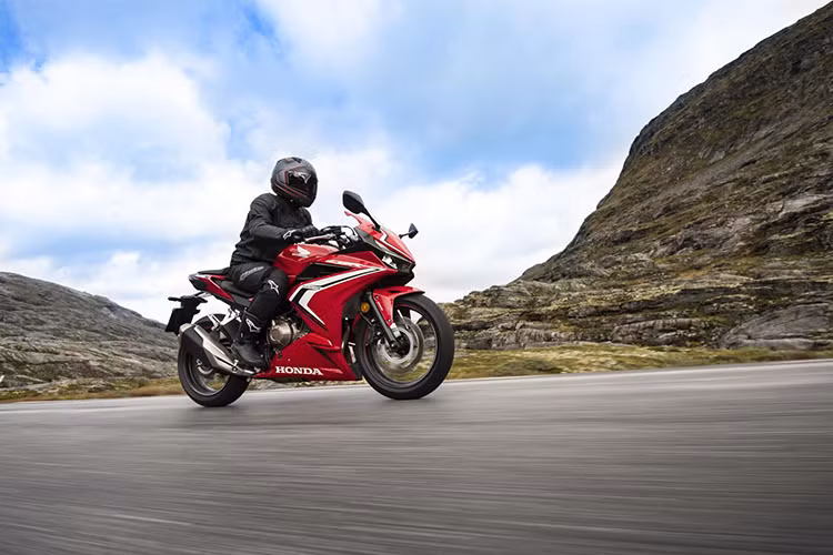 Diện mạo của xe là sự tương phản giữa những đường nét thiết kế mỏng và sắc xảo, với nét vạm vỡ cơ bắp suốt toàn thân xe. Thiết kế khung xe khoẻ và nhẹ, cùng việc tinh chỉnh độ linh hoạt, giúp mang lại phản hồi tốt hơn cho xe khi điều kiện đường lái thay đổi. Vị trí và hình dáng phần nối bắt động cơ với khung xe, kết hợp với độ linh hoạt của khung xe giúp tối ưu hoá khả năng hấp thụ rung động của xe. 