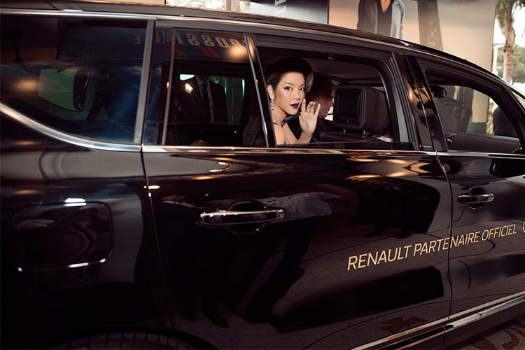 Với vị thế là chủ nhà, ban tổ chức liên hoan phim Cannes 2018 tại Pháp dường như ưu ái cho các mẫu mẫu xe nội địa Renault, trong vai trò xe đưa đón các khách V.I.P. là những chiếc sedan Talisman. Tuy nhiên đáng chú ý nhất vẫn là dàn xe MPV Renault Espace mới có nhiệm vụ đưa đón các sao và những nhà sản xuất...