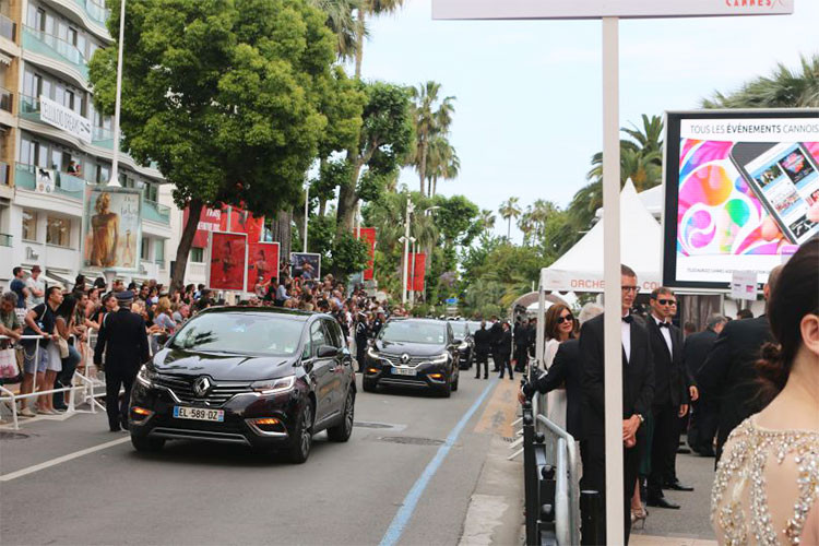 Hãng xe ôtô Renault cũng trang bị cho Espace mới hai phiên bản động cơ khác nhau, trong đó động cơ xăng 1.6 lít tăng áp cho công suất 200 mã lực và mô-men xoắn cực đại 260 Nm. Một phiên bản khác sử dụng động cơ diesel 1.6 lít tăng áp có công suất 130 mã lực và mô-men xoắn 320Nm, ngoài ra động cơ diesel cũng được điều chỉnh để sản sinh công suất 160 mã lực và mô-men xoắn cực đại 380 Nm.