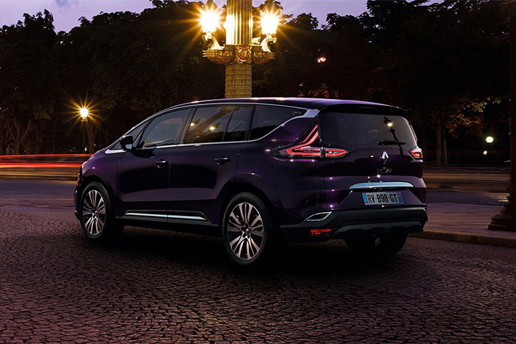 Chiếc MPV Renault Espace mới được hãng xe Pháp phát triển dựa trên nền tảng khung của Nissan Qashqai với chiều dài 4,85 mét, chứa được 5 đến 7 hành khách. Bên trong xe ngoài các công nghệ mới được áp dụng còn sở hữu bảng đồng hồ kỹ thuật số hoàn toàn và máy tính bảng điều khiển các chức năng đặt ở bảng điều khiển...