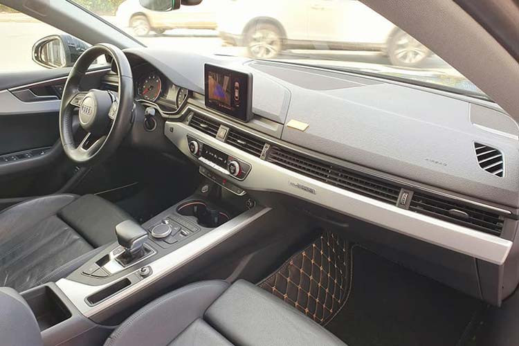 Bên trong nội thất - mẫu A5 Sportback phiên bản giới hạn sản xuất cho sự kiện APEC 2017 cũng được trang bị màn hình hiển thị trên kính lái, hệ thống treo với giảm xóc thích ứng, cảnh báo chống trộm và đèn khoang hành lý... Các chi tiết khác không thay đổi nhiều so với bản thường.