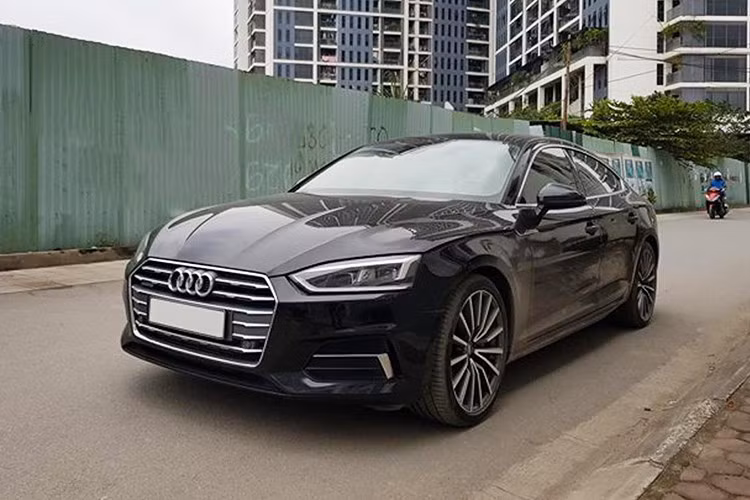 Mẫu xe sang Audi A5 Sportback 2.0 TFSI Quattro 2017 đặc biệt này là một trong khoảng 400 xe bao gồm các dòng xe Audi như: Q5, Q7, A4, A5, A6,... từng được nhà phân phối Audi Việt Nam đưa về hồi tháng 08/2017 để phục vụ làm phương tiện đi lại cho các Nguyên Thủ Quốc Gia tại Hội nghị Thượng đỉnh APEC 2017.
