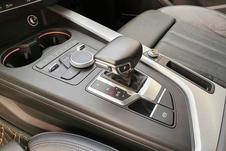 Phiên bản Audi A5 Sportback giới hạn về Việt Nam phục vụ cho hội nghị cấp cao APEC 2017 sẽ được trang bị động cơ 2.0 TFSI và hệ dẫn động quattro được cải tiến trên Audi A5 mới. Động có này sẽ có công suất mạnh mẽ hơn và hiệu quả hơn hẳn so với phiên bản từng ra mắt trước đây.