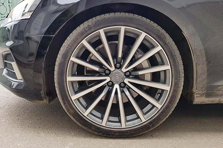 Phần đuôi của A5 Sportback có thiết kế gần như coupe 2 cửa A5 đã ra mắt trước với cặp đèn LED thiết kế mảnh dẻ. Phần dưới cản sau của xe chỉ có một chút khác biệt so với A5 đi kèm vành 19 inch. Tất cả các mẫu xe Audi phiên bản giới hạn phục vụ APEC đều có màu đen đi cùng gói ngoại thất S-line...