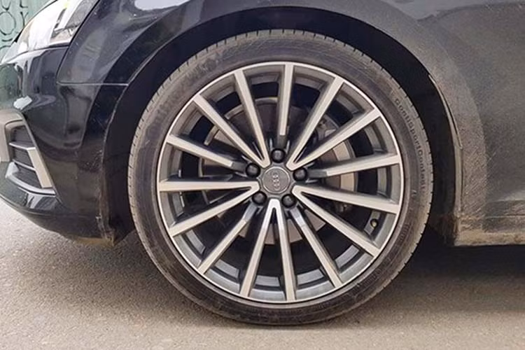 Phần đuôi của A5 Sportback có thiết kế gần như coupe 2 cửa A5 đã ra mắt trước với cặp đèn LED thiết kế mảnh dẻ. Phần dưới cản sau của xe chỉ có một chút khác biệt so với A5 đi kèm vành 19 inch. Tất cả các mẫu xe Audi phiên bản giới hạn phục vụ APEC đều có màu đen đi cùng gói ngoại thất S-line...