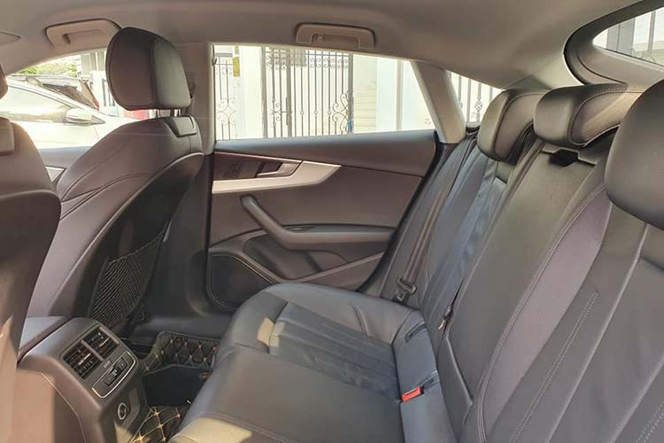 Xe sở hữu vô lăng 3 chấu thể thao bọc da màu đen với đa dạng các nút bấm tiện ích. Ngoài ra phiên bản giới hạn phục vụ APEC 2017 còn được trang bị hệ thống tự rửa đèn, rèm che nắng cho cửa sổ hàng ghế sau, nội thất ốp gỗ nâu, hệ thống định vị, âm thanh Bang &amp; Olufsen... kèm huy hiệu nhỏ gắn ở táp-lô chứng nhận phiên bản đặc biệt APEC 2017.