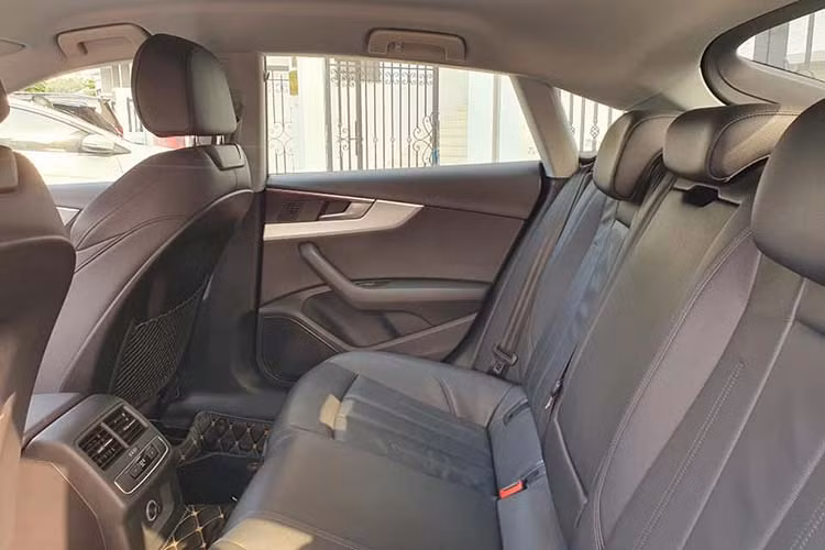 Xe sở hữu vô lăng 3 chấu thể thao bọc da màu đen với đa dạng các nút bấm tiện ích. Ngoài ra phiên bản giới hạn phục vụ APEC 2017 còn được trang bị hệ thống tự rửa đèn, rèm che nắng cho cửa sổ hàng ghế sau, nội thất ốp gỗ nâu, hệ thống định vị, âm thanh Bang &amp; Olufsen... kèm huy hiệu nhỏ gắn ở táp-lô chứng nhận phiên bản đặc biệt APEC 2017.