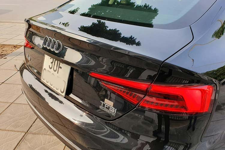 Về ngoại hình, phần đầu của A5 Sportback đã được Audi thiết kế lại hoàn toàn. Phần trung tâm vẫn tiếp tục là lưới tản nhiệt lục giác rộng ngang, ngoài ra, nắp ca-pô của chiếc xe cũng được dập những đường gân nổi mới. Thân xe đậm hơn so với phiên bản cũ, bên cạnh đó là một thanh nẹp trang trí nhỏ ở vị trí tiếp giáp giữa cửa sau với vè trước.