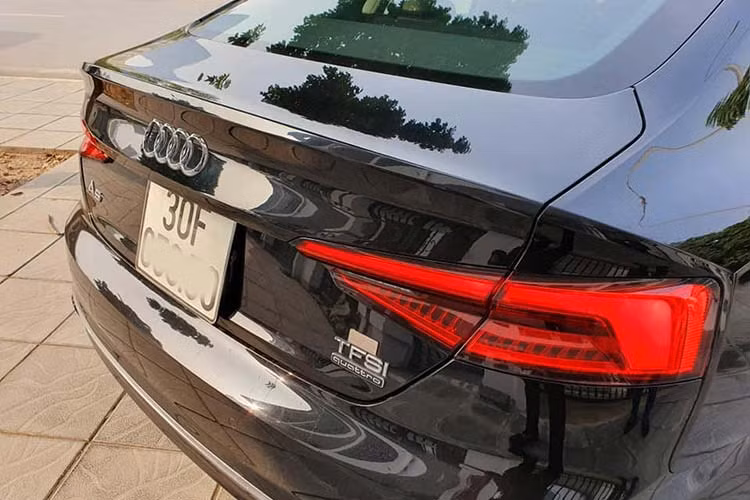 Về ngoại hình, phần đầu của A5 Sportback đã được Audi thiết kế lại hoàn toàn. Phần trung tâm vẫn tiếp tục là lưới tản nhiệt lục giác rộng ngang, ngoài ra, nắp ca-pô của chiếc xe cũng được dập những đường gân nổi mới. Thân xe đậm hơn so với phiên bản cũ, bên cạnh đó là một thanh nẹp trang trí nhỏ ở vị trí tiếp giáp giữa cửa sau với vè trước.