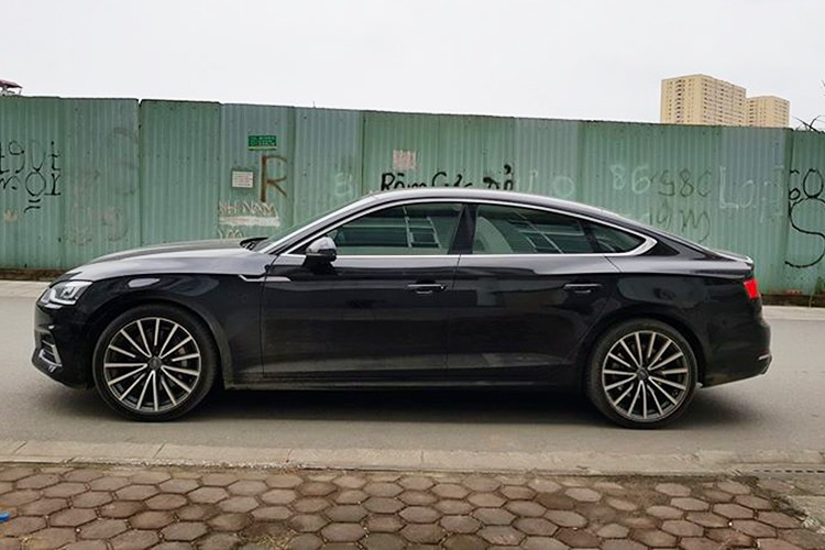 Sau khi phục vụ hội nghị thượng đỉnh APEC tại Việt Nam vào năm 2017, tất cả xe Audi đã được bán lại và hầu hết chúng đều chưa lăn bánh quá 5.000km. Sau khoảng hơn 2 năm sử dụng, chiếc Audi A5 Sportback 2.0 này chỉ mới lăn bánh được khoảng 12.000km và hiện đang được chủ nhân chào bán trên sàn xe cũ ở Hà Nội.