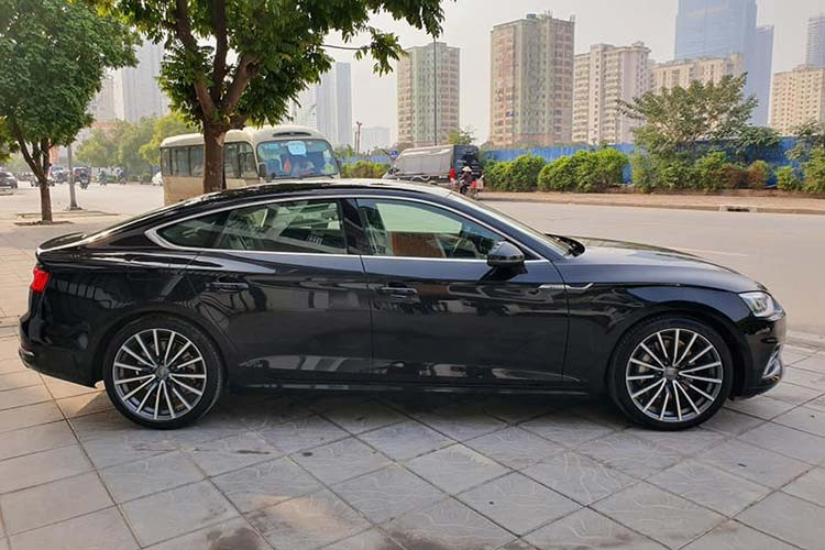 Thân xe Audi A5 Sportback thế hệ này giảm tới hơn 15 kg so với thế hệ trước nhờ vào việc sử dụng các vật liệu nhẹ. Khối lượng tổng giảm 220 kg, chỉ còn 1.470 kg. Đặc biệt, thế hệ mới của A5 Sportback còn có hệ thống hỗ trợ người điều khiển bao gồm hệ thống kiểm soát hành trình và hệ thống tiết kiệm nhiên liệu Stop&amp;Go.