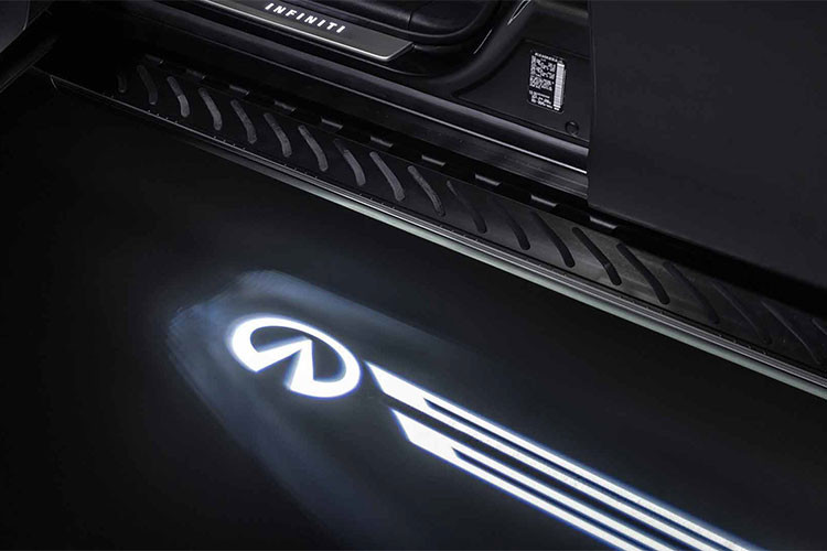 Về nội thất, đầu tiên khi bước vào xe chúng ta sẽ bắt gặp đèn chiếu logo lắp trên cánh cửa. Bên trong QX60 Limited thêm trang trọng thêm lộng lẫy hơn với ghế được bọc bằng loại da mềm mại Semi-Aniline màu trắng kem với đường chỉ khâu tương phản, táp-pi cửa cũng được bọc loại da này.