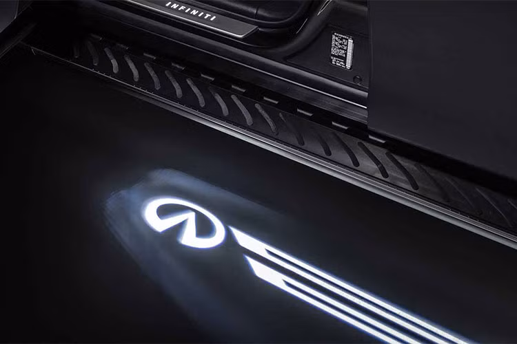 Về nội thất, đầu tiên khi bước vào xe chúng ta sẽ bắt gặp đèn chiếu logo lắp trên cánh cửa. Bên trong QX60 Limited thêm trang trọng thêm lộng lẫy hơn với ghế được bọc bằng loại da mềm mại Semi-Aniline màu trắng kem với đường chỉ khâu tương phản, táp-pi cửa cũng được bọc loại da này.