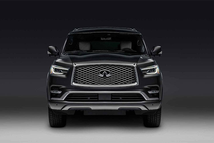 So với QX80 phiên bản hiện tại, Infiniti QX80 phiên bản đặc biệt thiết kế kiểu dáng gọn gàng hơn, nhưng vẫn không mất đi sự uy nghiêm vốn có. Chiếm diện tích lớn ở phần đầu xe là lưới tản nhiệt đặc trưng của Infiniti tuy nhiên ở 2 bên, chiếc xe đã sử dụng cặp đèn pha LED hiện đại.