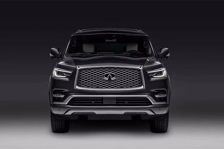 So với QX80 phiên bản hiện tại, Infiniti QX80 phiên bản đặc biệt thiết kế kiểu dáng gọn gàng hơn, nhưng vẫn không mất đi sự uy nghiêm vốn có. Chiếm diện tích lớn ở phần đầu xe là lưới tản nhiệt đặc trưng của Infiniti tuy nhiên ở 2 bên, chiếc xe đã sử dụng cặp đèn pha LED hiện đại.