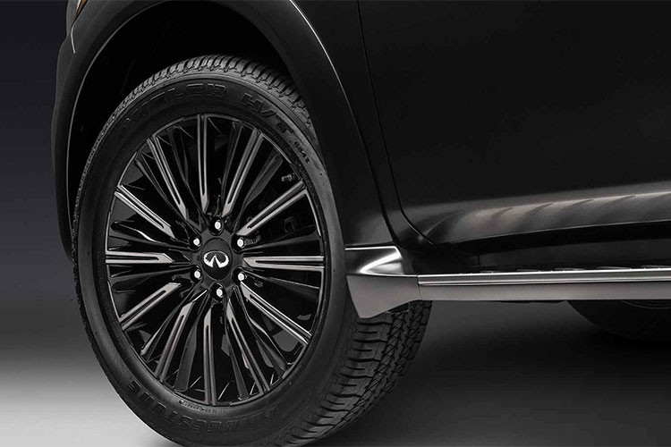 Hãng xe sang Nhật Bản cũng trang bị cho QX80 Limited một bộ mâm có kích thước 22 inch thiết kế mới dạng đa chấu với hai tông màu đẹp mắt.
