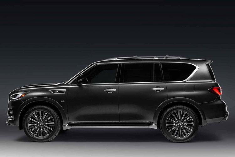 Ngoại thất xe nổi bật nhất với màu xám (Anthracite Gray) thửa riêng cho cho phiên bản Infiniti QX80 Limited, thân xe có một vài chi tiết được mạ chrome sáng satin ở phần bên dưới cản trước xe, gá nóc, tay nắm cửa,...