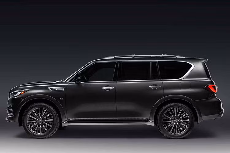 Ngoại thất xe nổi bật nhất với màu xám (Anthracite Gray) thửa riêng cho cho phiên bản Infiniti QX80 Limited, thân xe có một vài chi tiết được mạ chrome sáng satin ở phần bên dưới cản trước xe, gá nóc, tay nắm cửa,...