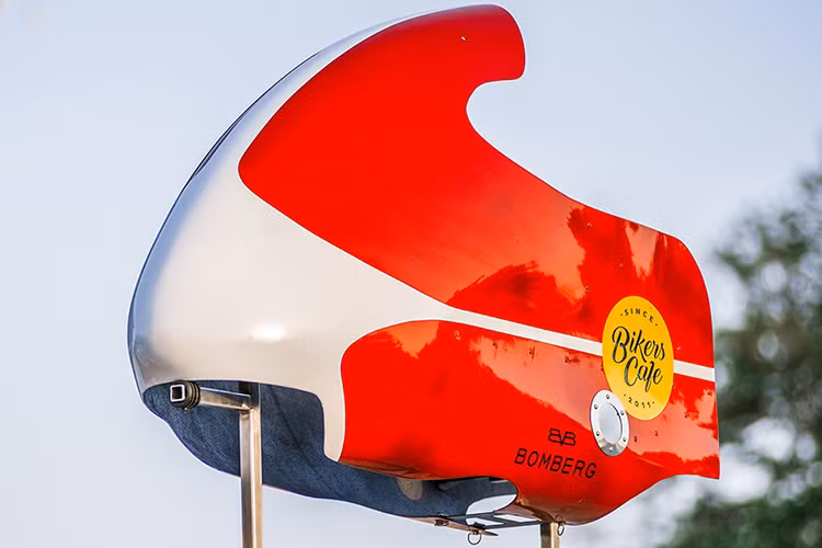 Kết quả, giải nhất của cuộc thi thuộc về Marc và Alan của đội VR Customs với sản phẩm không thể chất lượng hơn, một chiếc xe độ được dựng lên theo phong cách xe đua drag hardtail kiểu dáng retro mang trên mình dàn fairing cực đẹp và chi tiết đáng chú ý chính là hệ thống nạp turbo. 