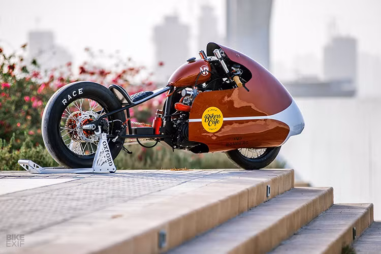 Bikers Café ở Dubai mỗi năm sẽ đứng ra tài trợ cho một cuộc thi độ xe, chào đón tất cả các tay độ địa phương tham gia với khởi điểm là một phôi xe tương tự nhau. Năm nay mẫu xe được đưa ra làm đề bài là chiếc Hero Extreme 150 được Ấn Độ sản xuất, mẫu xe này không có gì quá xa lạ với các tay độ địa phương bởi nó thường được sử dụng giao bánh pizza. 