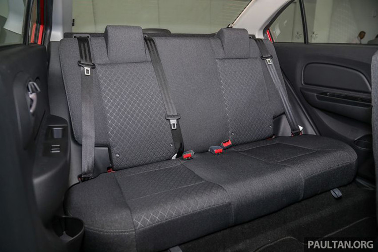 Ngoài ra, xe được trang bị hệ thống giải trí là màn hình LCD 7 inch, trang bị đầu CD, hỗ trợ kết nối Bluetooth, Android Auto, nghe Radio, dàn âm thanh 2 loa (riêng phiên bản Premium AT có 4 loa) và có chức năng MirrorLink để ghép nối điện thoại thông minh Android dễ dàng. 