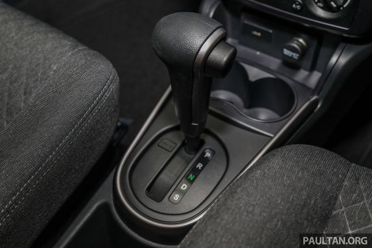 Proton Saga 2019 sử dụng động cơ I4 với dung tích 1.3L cho công suất tối đa 95 mã lực tại 5.750 vòng/phút và mô-men xoắn cực đại 120 Nm tại 4.000 vòng/phút. Phiên bản MT sử dụng hộp số sàn 5 cấp, còn bản AT trang bị hộp số tự động 4 cấp.