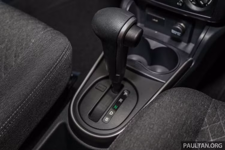 Proton Saga 2019 sử dụng động cơ I4 với dung tích 1.3L cho công suất tối đa 95 mã lực tại 5.750 vòng/phút và mô-men xoắn cực đại 120 Nm tại 4.000 vòng/phút. Phiên bản MT sử dụng hộp số sàn 5 cấp, còn bản AT trang bị hộp số tự động 4 cấp.