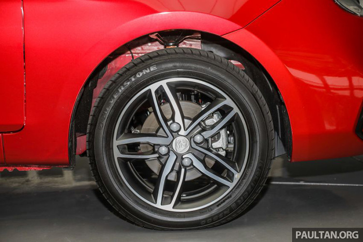 Bộ la-zăng của xe Proton Saga 2019 mới được làm bằng chất liệu thép không rỉ, nó được thiết kế đa chấu dạng 5 chấu kép hai màu khá đẹp mắtvà sở hữu kích thước lên tới 14 cho đến 15 inch (tuỳ phiên bản).