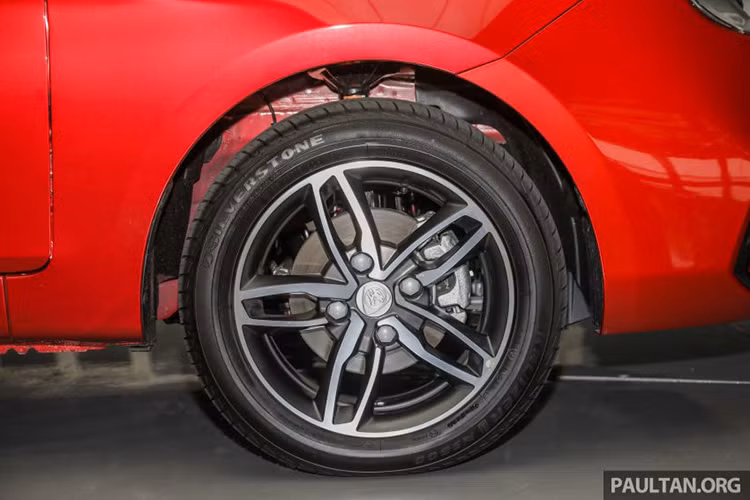 Bộ la-zăng của xe Proton Saga 2019 mới được làm bằng chất liệu thép không rỉ, nó được thiết kế đa chấu dạng 5 chấu kép hai màu khá đẹp mắtvà sở hữu kích thước lên tới 14 cho đến 15 inch (tuỳ phiên bản).