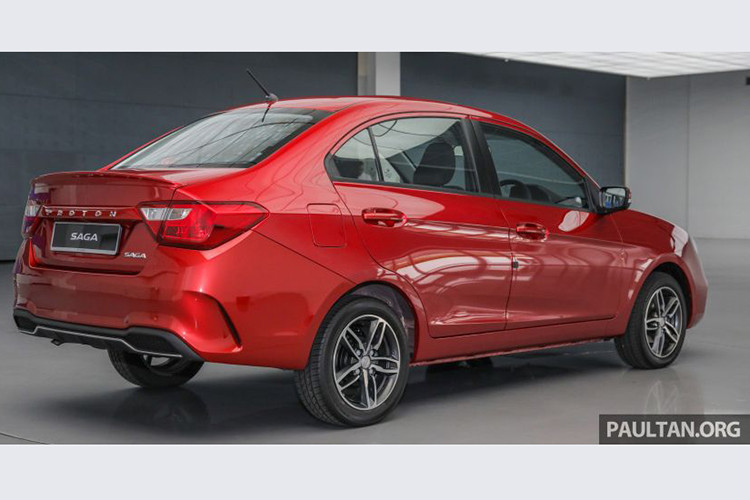 Xe giá rẻ Proton Saga có kích thước 4.331×1.689×1.491 mm, chiều dài cơ sở 2.465 mm. Bản Standard MT và Standard AT sử dụng vành hợp kim 14 inch, còn bản Premium AT được trang bị mâm 15 inch. Dung tích bình nhiên liệu 40 lít, sức chứa khoang hành lý 420 lít.