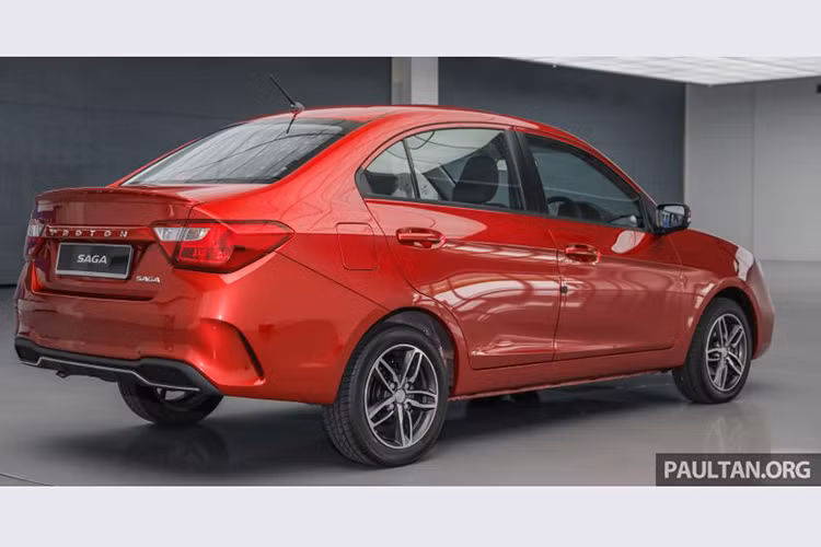 Xe giá rẻ Proton Saga có kích thước 4.331×1.689×1.491 mm, chiều dài cơ sở 2.465 mm. Bản Standard MT và Standard AT sử dụng vành hợp kim 14 inch, còn bản Premium AT được trang bị mâm 15 inch. Dung tích bình nhiên liệu 40 lít, sức chứa khoang hành lý 420 lít.