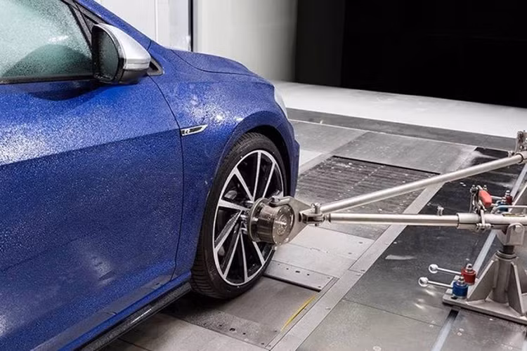 Trong mô phỏng cân bằng cho bề mặt đường lái xe, mỗi bánh xe riêng lẻ được đặt trên đai phẳng. Điều này cho phép bánh xe chuyển động trên một mặt phẳng, tương tự như lái xe trên đường. Sự cân bằng của xe được kiểm tra bởi hệ thống camera tích hợp, sắp xếp mỗi mô hình hoàn toàn tự động trong vòng chưa đầy 5 phút.