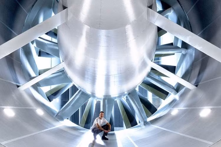 Trung tâm thử nghiệm xe mới này có tổng diện tích 8.800 mét vuông, được chứng nhận và kiểm nghiệm theo tiêu chuẩn thử nghiệm toàn cầu WLTP (Worldwide Harmonized Light Vehicle Test Procedures).