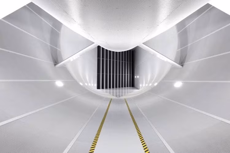 Hệ thống đường hầm tại đây có khả năng mô phỏng tuyết, mưa, ánh sáng mặt trời một cách chính xác. Hệ thống cách âm tiên tiến khiến đây là đường hầm gió yên tĩnh nhất thế giới. Với tốc độ gió 160 km/h, đường hầm chỉ có mức âm thanh 65 dB, tương đương với âm lượng của 1 chiếc TV hoạt động ở mức bình thường.