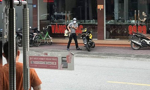 Quang Ninh: Con gai chu tiem vang ke giay phut giang co voi ten cuop co sung