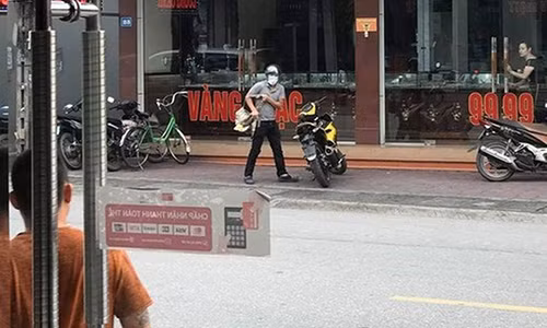 Quang Ninh: Con gai chu tiem vang ke giay phut giang co voi ten cuop co sung