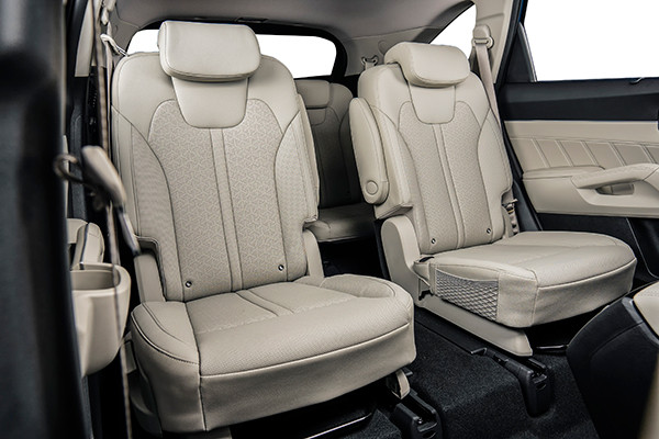 Các trang bị và tiện nghi khác của xe như cửa sổ trời toàn cảnh Panorama, phanh tay điện tử, hệ thống ghi nhớ vị trí ghế thông minh, rèm cửa phía sau, cảnh báo còn hành khách hàng ghế sau khi khóa cửa, các cổng USB tới từng vị trí ghế…