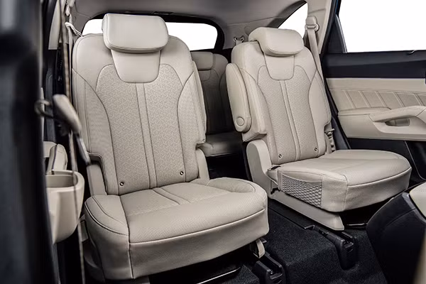 Các trang bị và tiện nghi khác của xe như cửa sổ trời toàn cảnh Panorama, phanh tay điện tử, hệ thống ghi nhớ vị trí ghế thông minh, rèm cửa phía sau, cảnh báo còn hành khách hàng ghế sau khi khóa cửa, các cổng USB tới từng vị trí ghế…