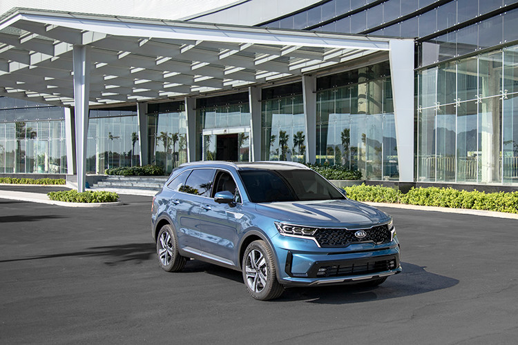 Động cơ của Kia Sorento 2021 là tùy chọn Smartstream diesel 2.2L công suất 198 mã lực và mô-men xoắn 440 Nm, kết hợp số tự động 8 cấp ly hợp kép và máy xăng Smartstream 2.5L, đi kèm số tự động 6 cấp. Hệ dẫn động 4 bánh AWD có trên các bản phiên cao cấp và có 4 chế độ lái, 3 chế độ địa hình. 